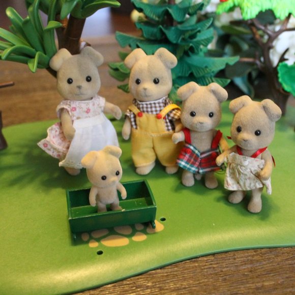 Sylvanian Families Calico Critters Forrester Dog Family & baby crib UK LIMITED - Picture 3 of 4